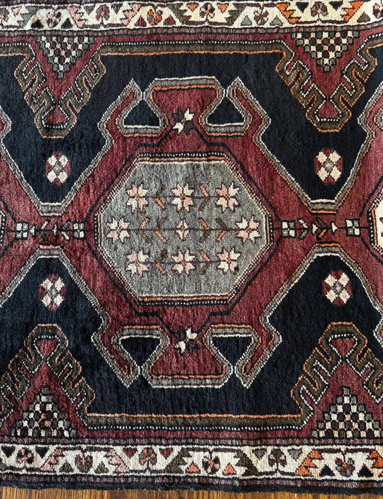 Vintage Noir Medallion Runner — 3’8″ × 10’5″