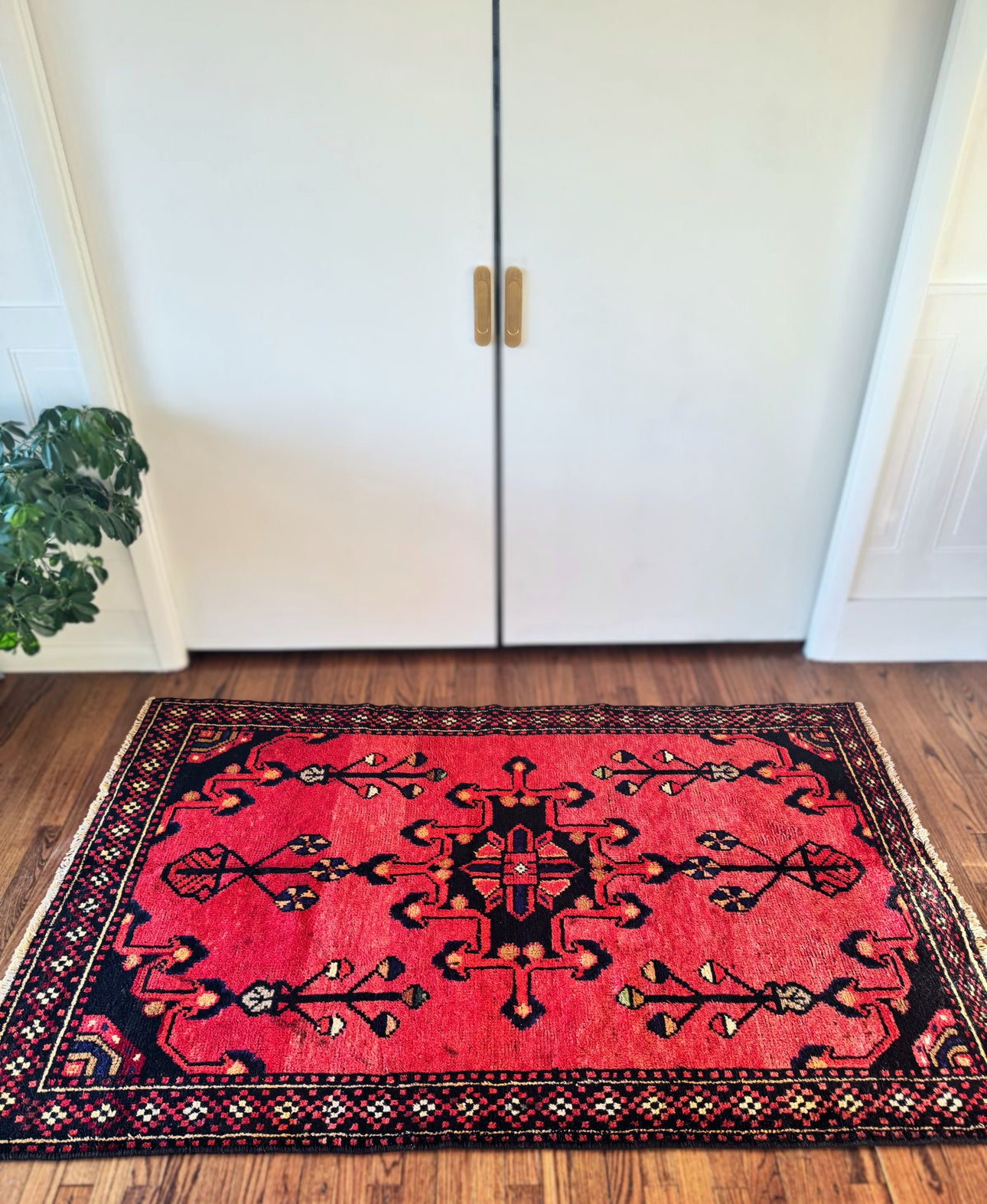 Vintage handmade turkish rug
4’ x 6’5
