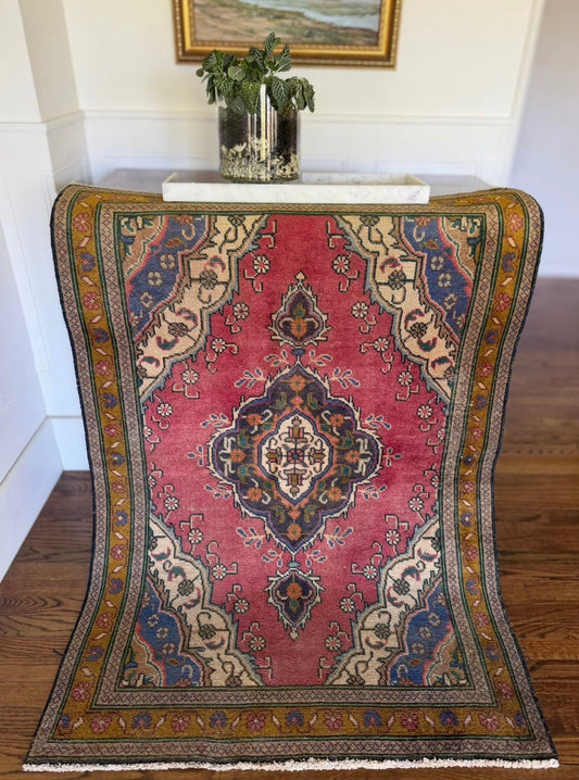 Vintage Garden Medallion | 3’8 x 5’2 circa 1960-1970