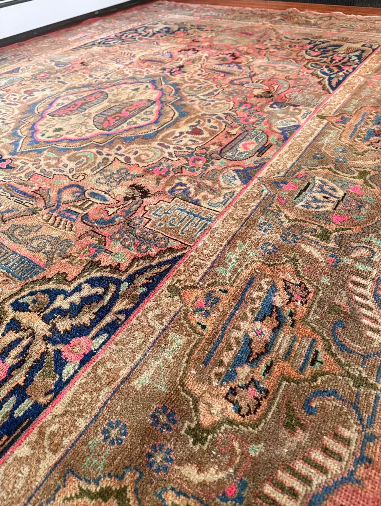 Turkish Vintage Handmade Pictorial Rug
6.2x10 Ft