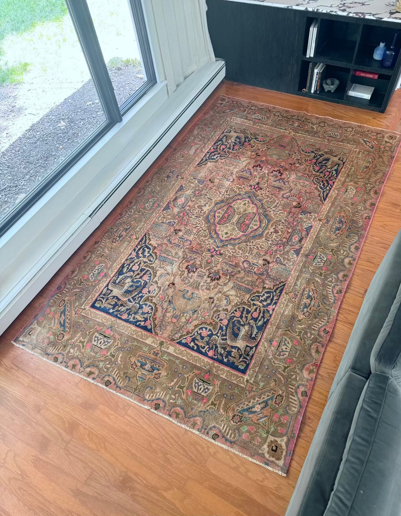 Turkish Vintage Handmade Pictorial Rug
6.2x10 Ft