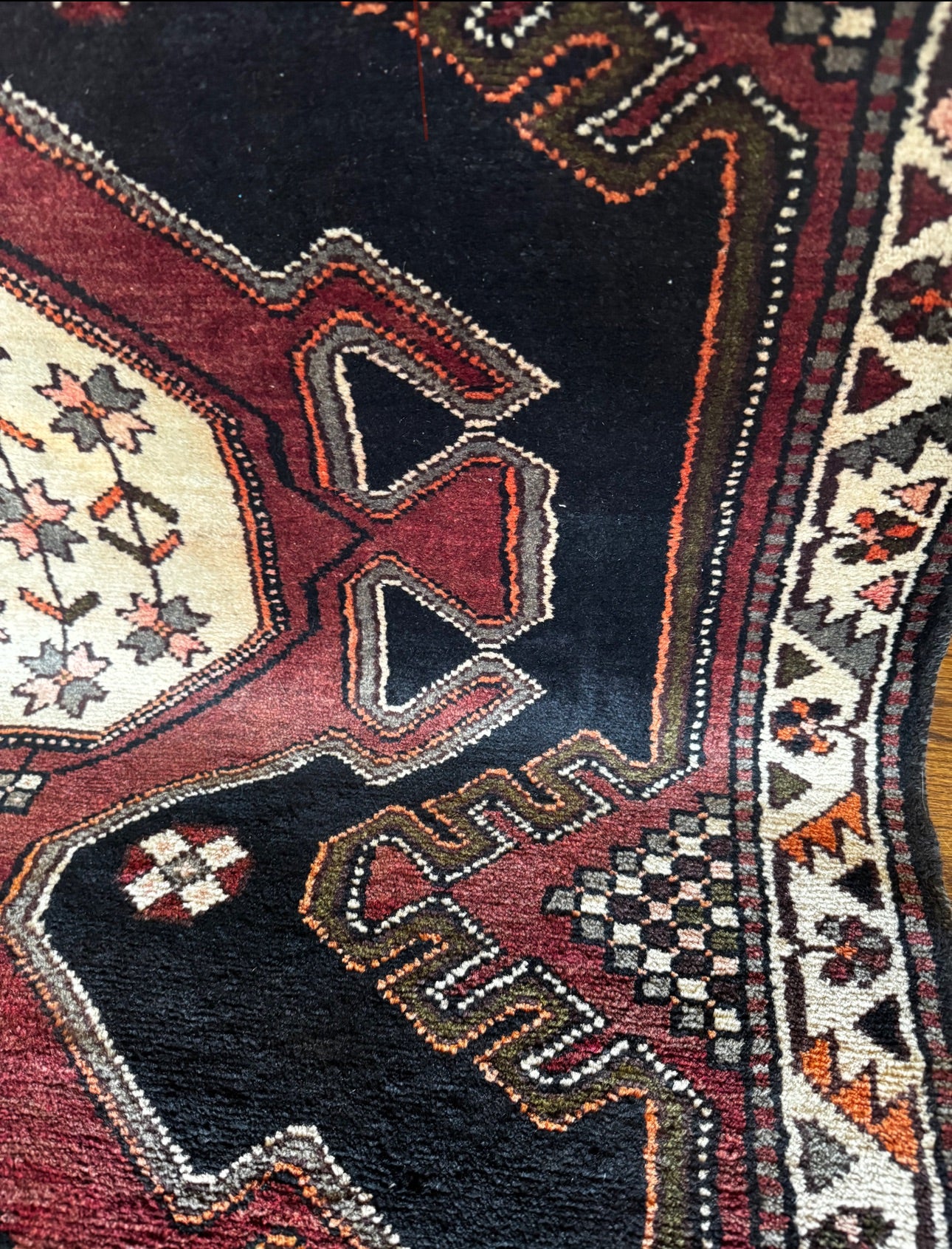 Vintage Noir Medallion Runner — 3’8″ × 10’5″