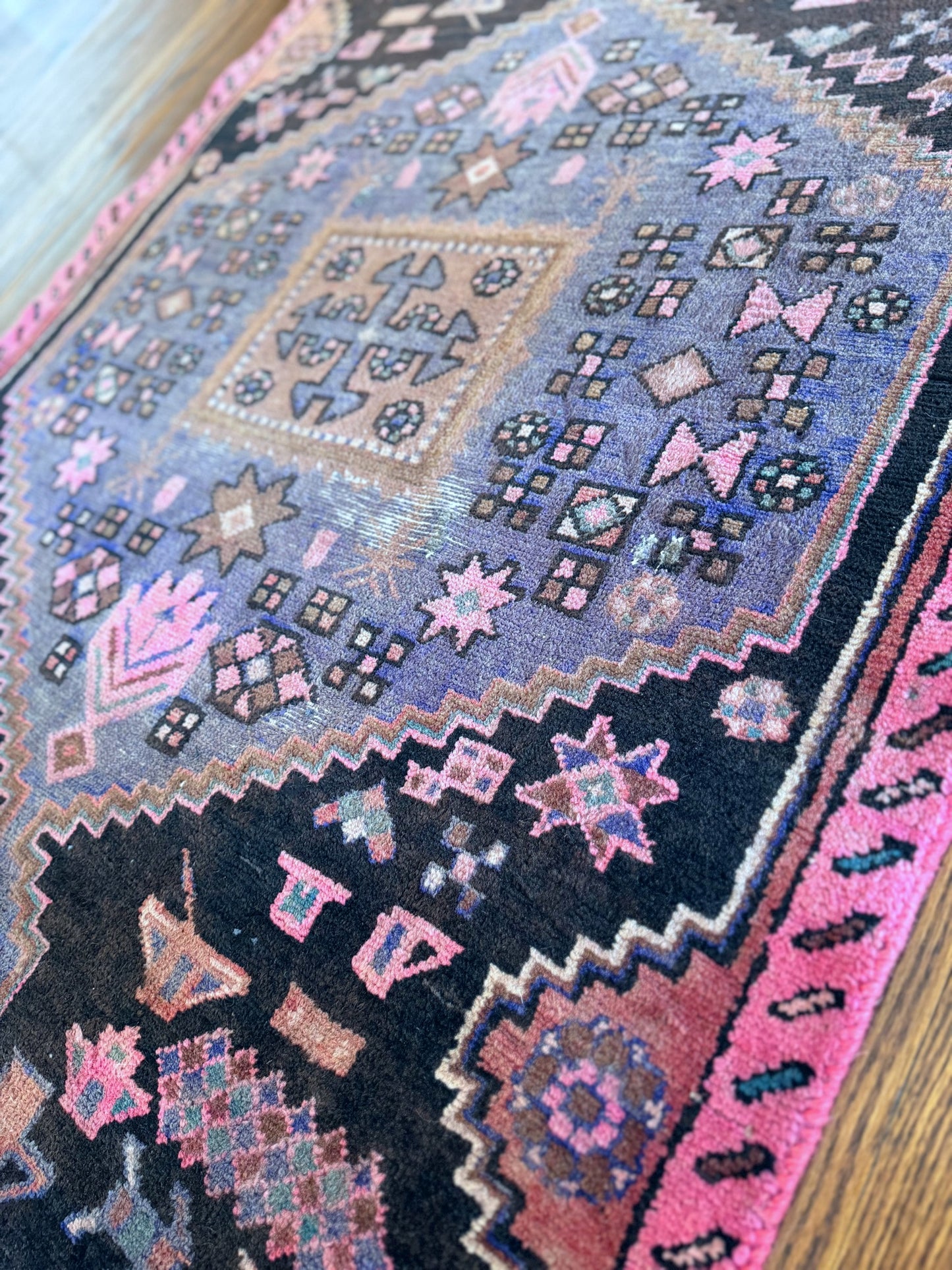 Vintage handmade Turkish rug
✨3.7ft X 8.4ft