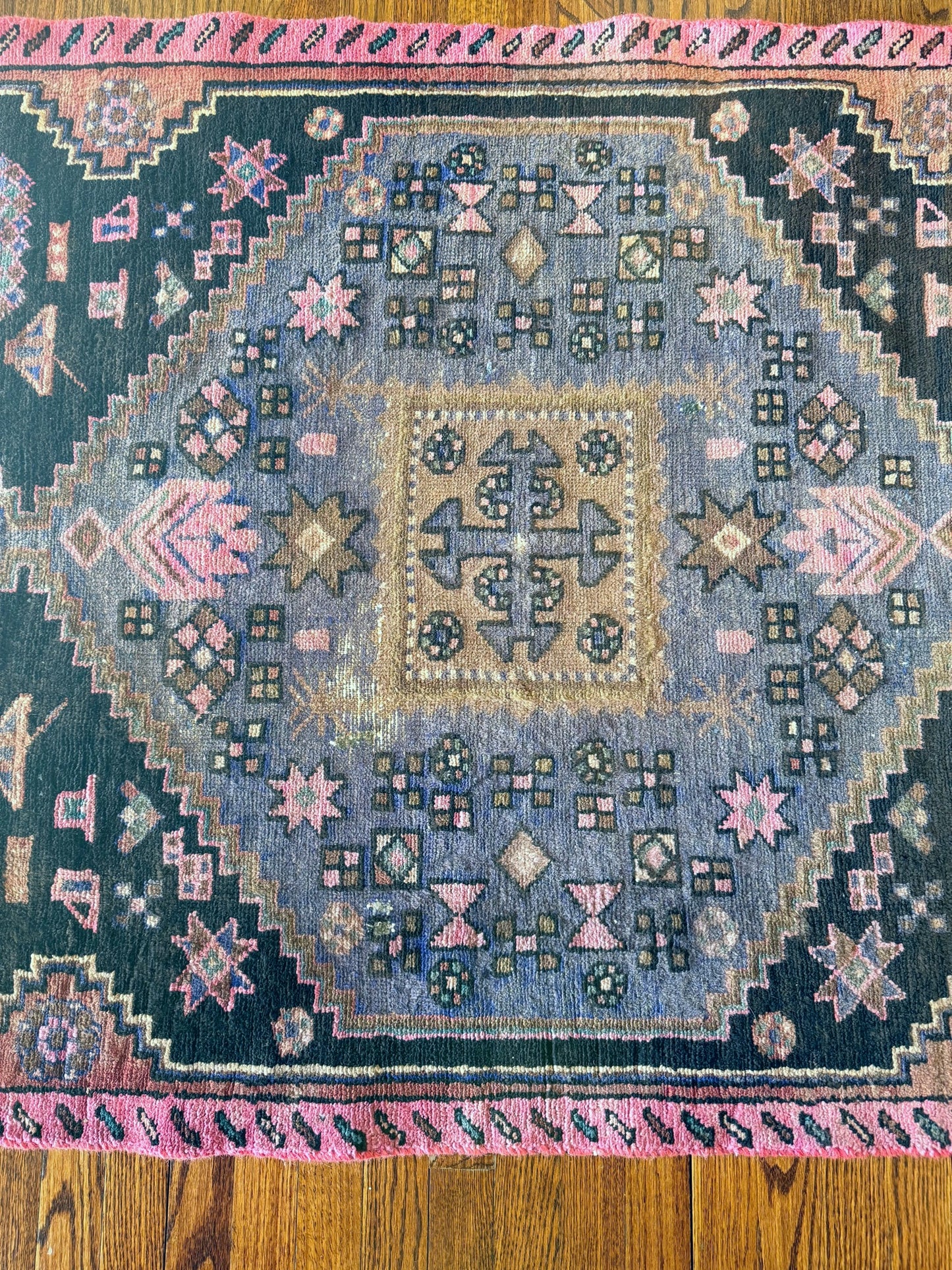 Vintage handmade Turkish rug
✨3.7ft X 8.4ft