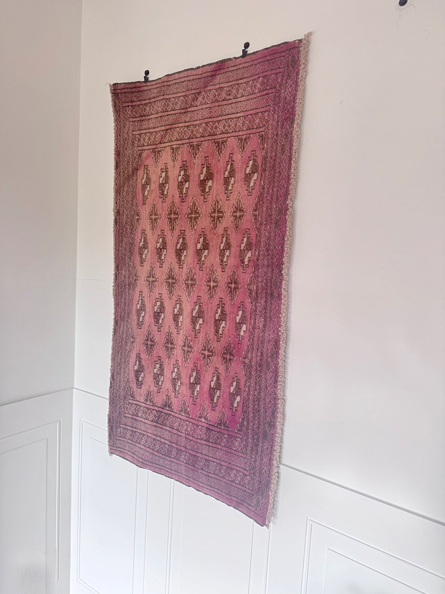 Vintage wool Uzbek rug
Made by hand in Turkey
1.10ft x 3.6