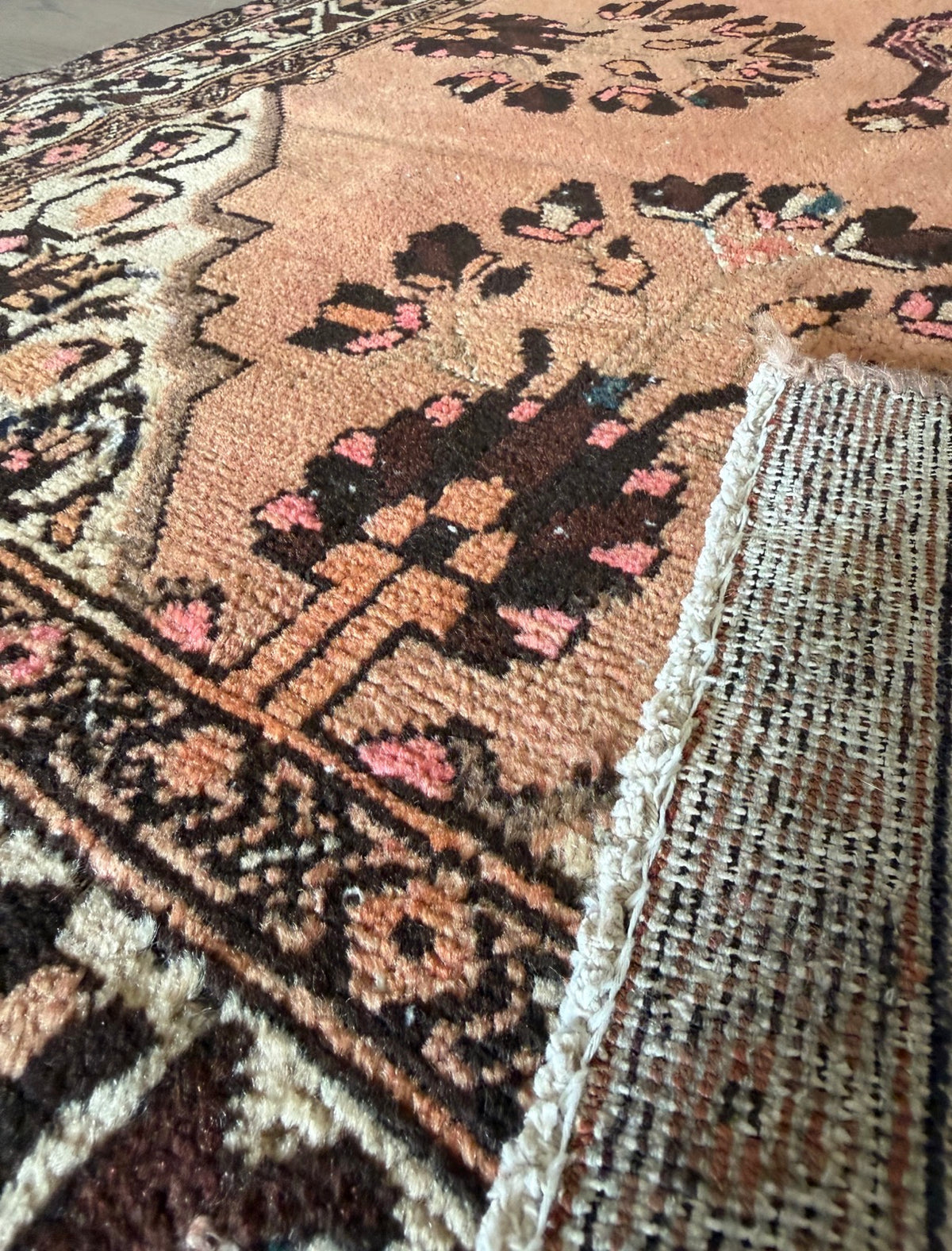 Vintage Apricot Cameo Rug 3’4 x 6’7 circa 1950-1960