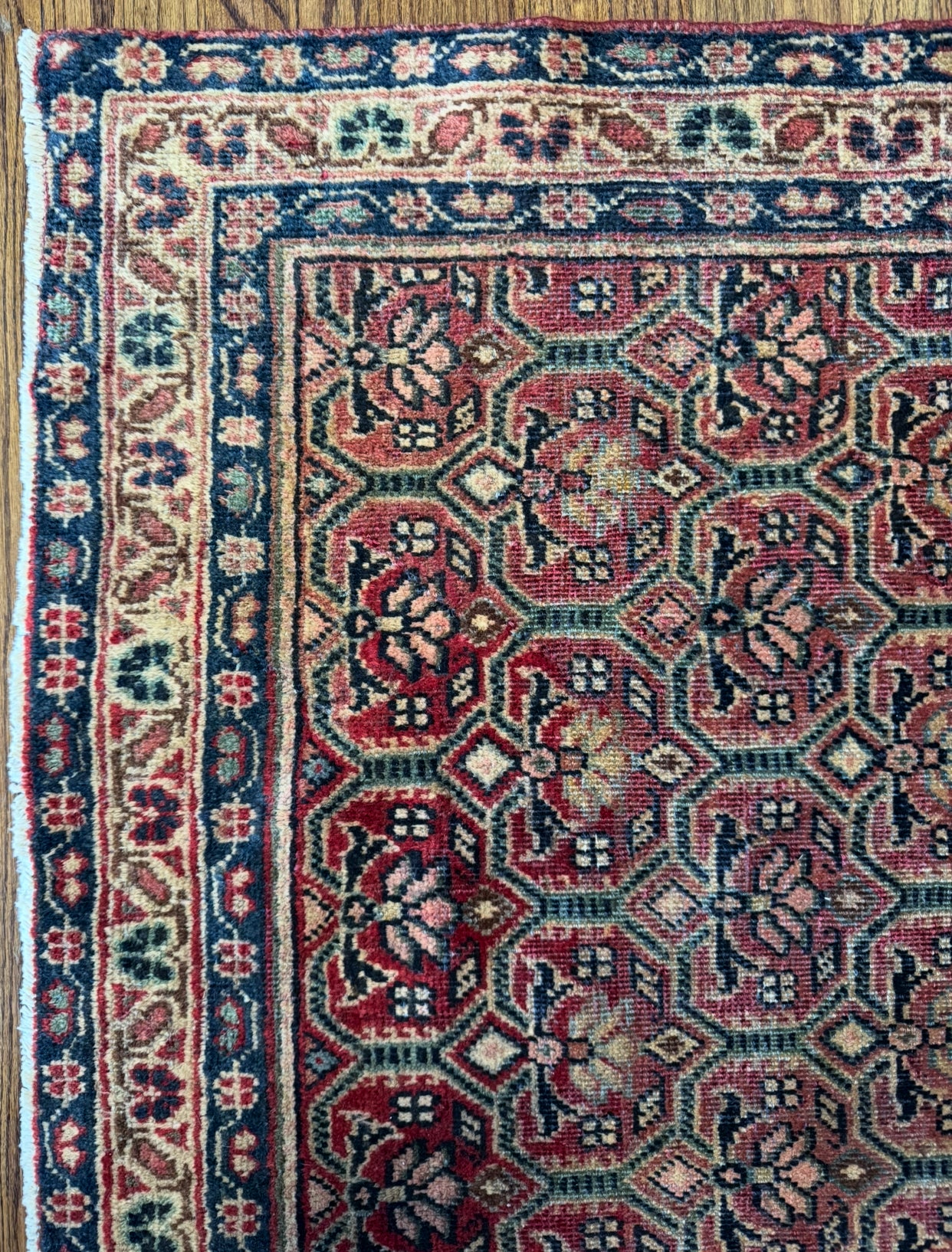 Vintage Sarouk Floral rug 4’ x 6’3 Circa 1920-1940