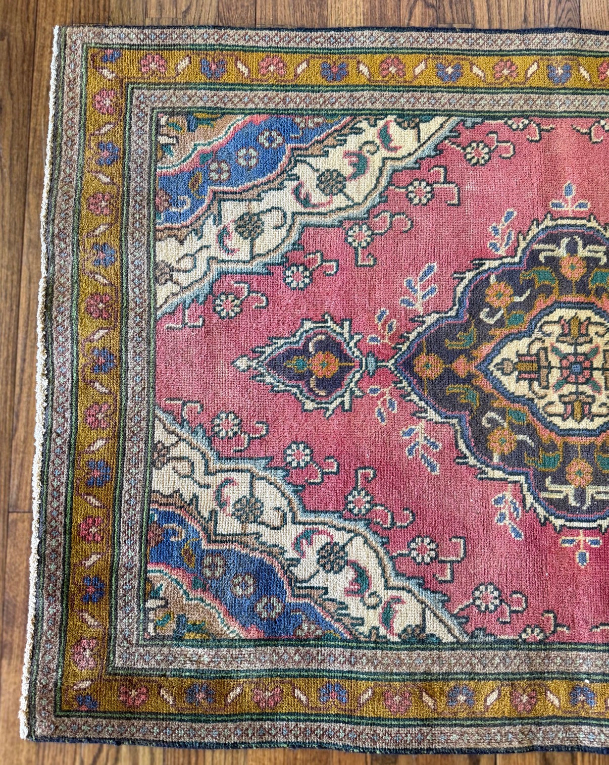 Vintage Garden Medallion | 3’8 x 5’2 circa 1960-1970