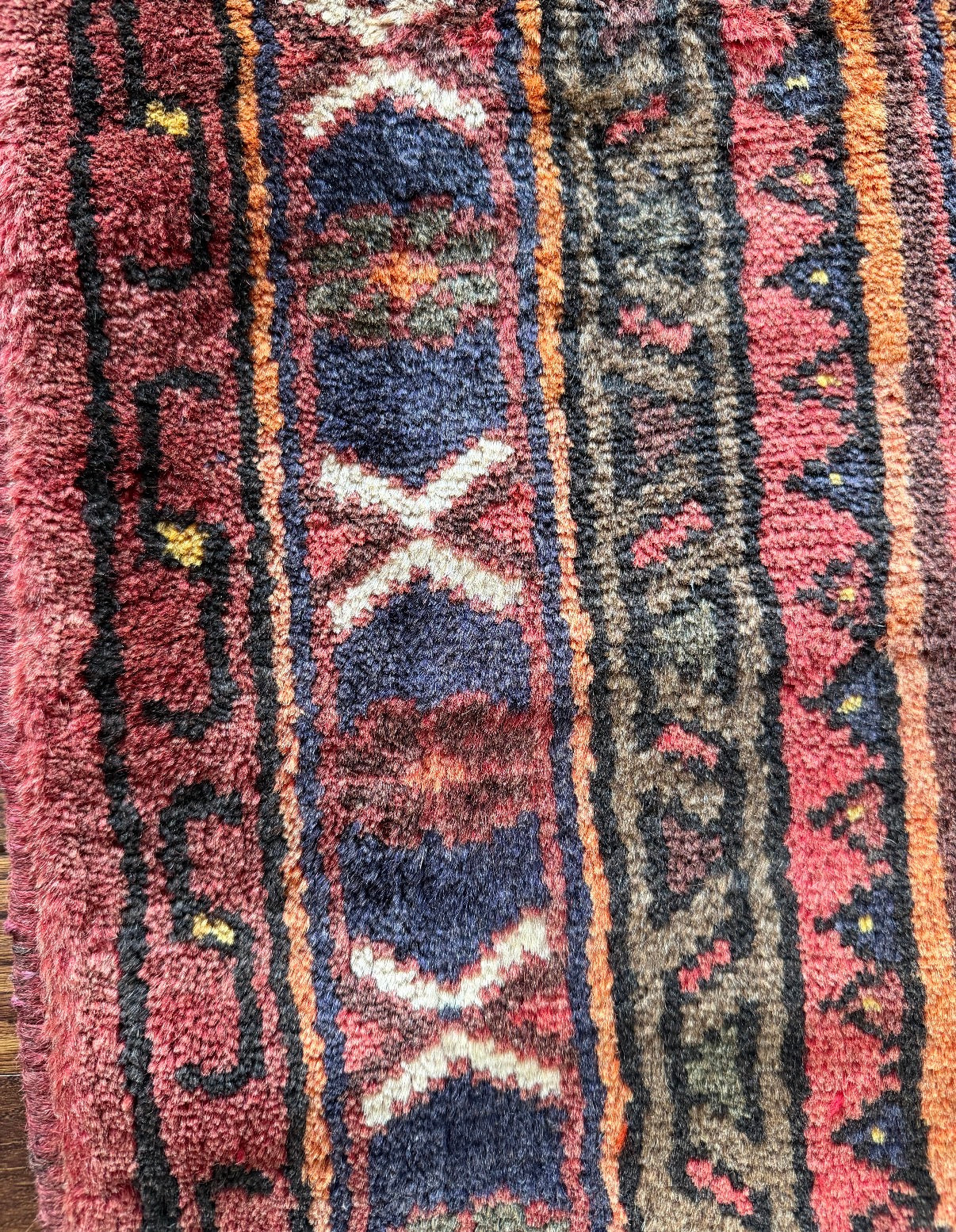 Vintage Crimson Star Medallion 3’4 x 4’8 circa 1910-1930