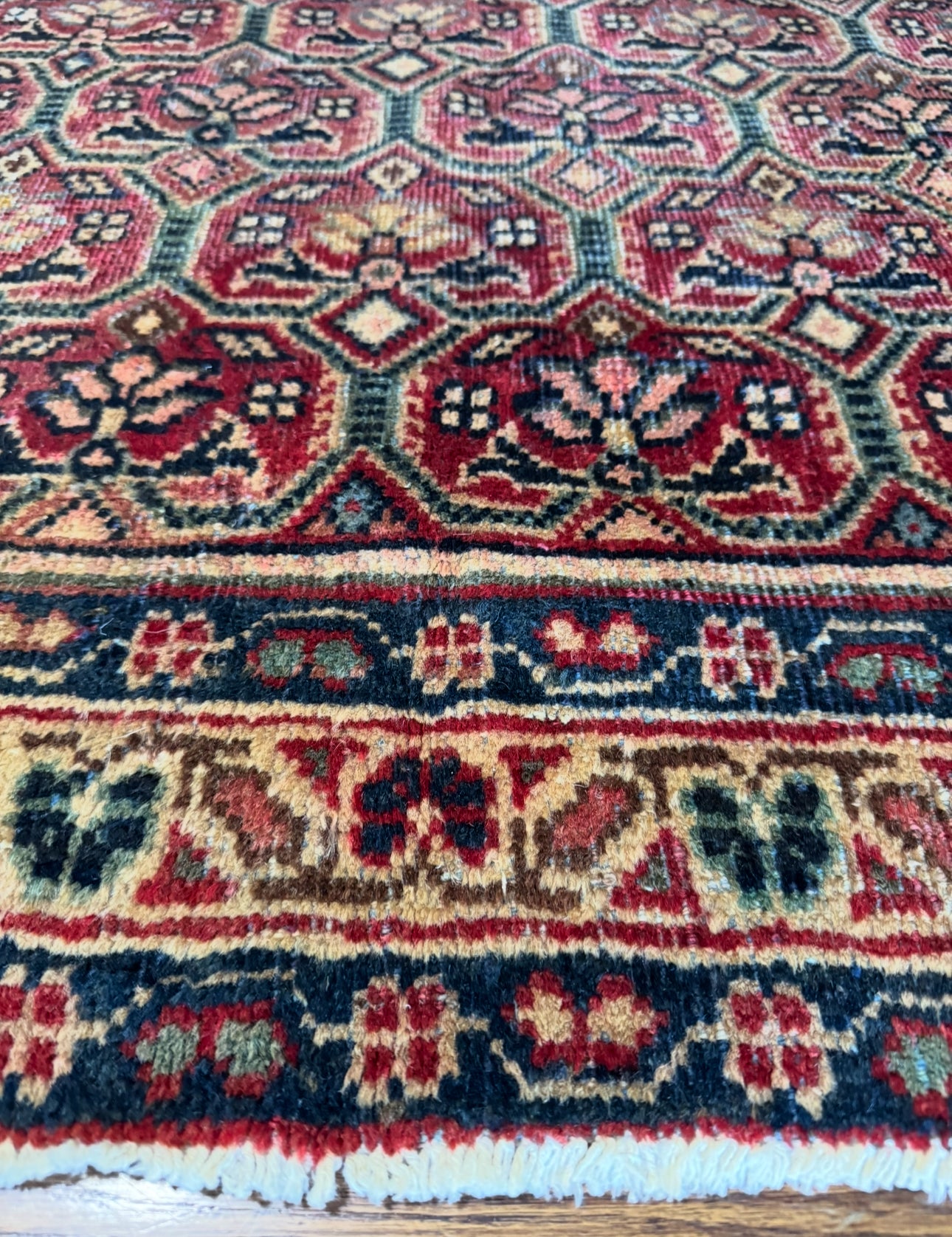 Vintage Sarouk Floral rug 4’ x 6’3 Circa 1920-1940