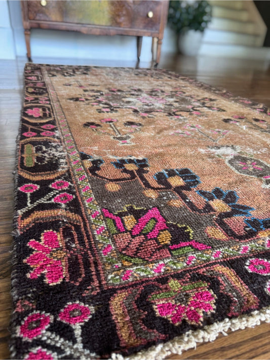 Vintage Anatolian wool rug
3’ 7 X 6’ 6